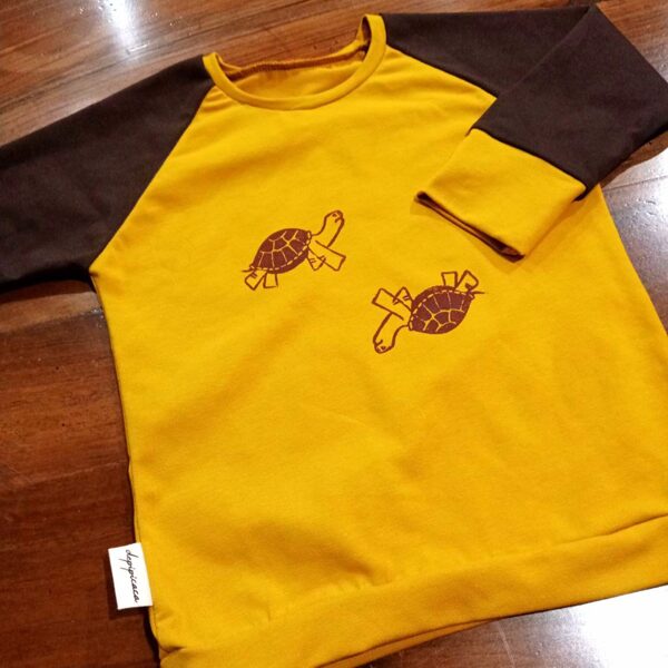 Camiseta mostaza-choco con tortugas