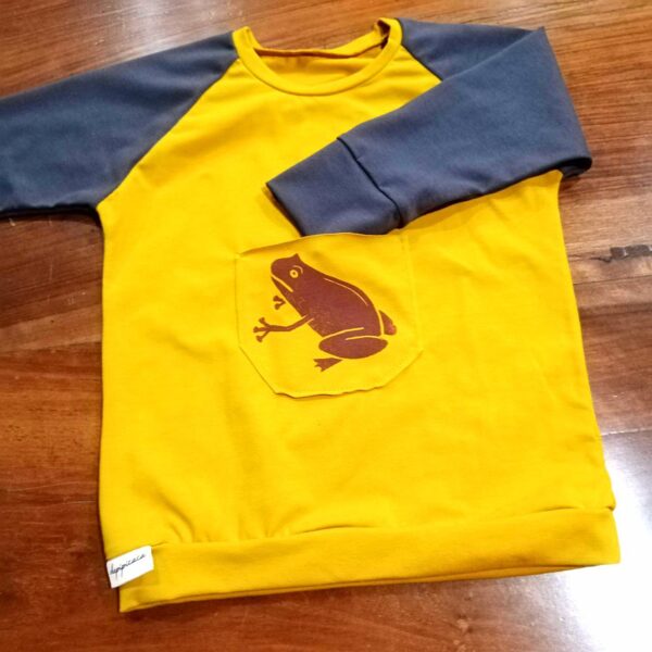 Camiseta mostaza con bolsillo y rana